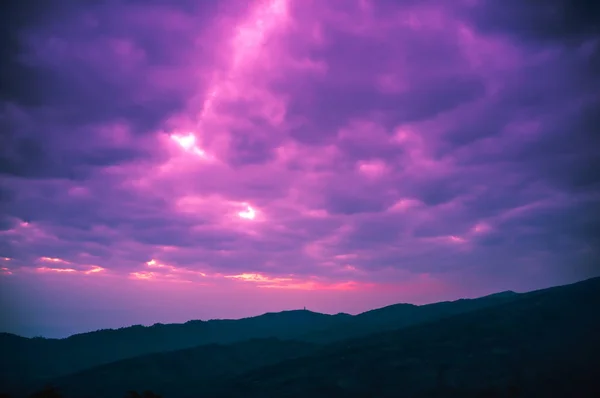 五颜六色的天空与多云在山脉之上, 宁静自然背景. — 图库照片