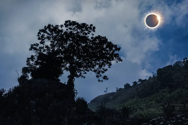 Bilimsel doğal olay. Gökyüzünde parlayan güneş tutulması.