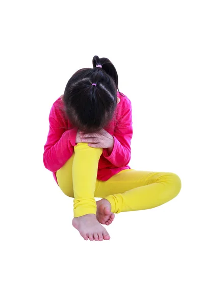 Azjatyckie dziewczyna siedzi na podłodze i smutny gest. Na białym tle. — Zdjęcie stockowe