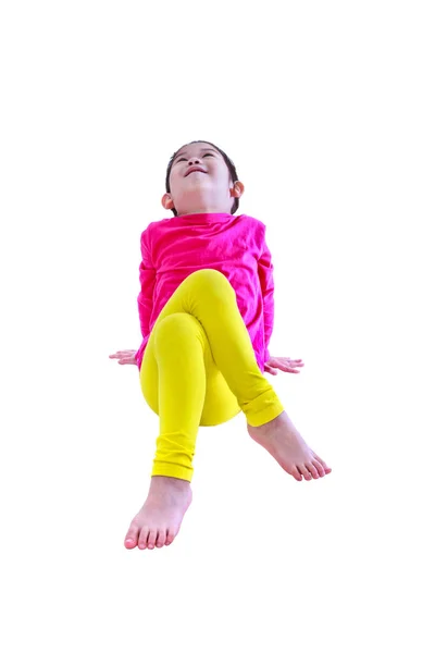 Zdrowe dzieci. Urocza dziewczyna uśmiechając się i robi rozciąganie exeercises za robienie yoga Studio. — Zdjęcie stockowe
