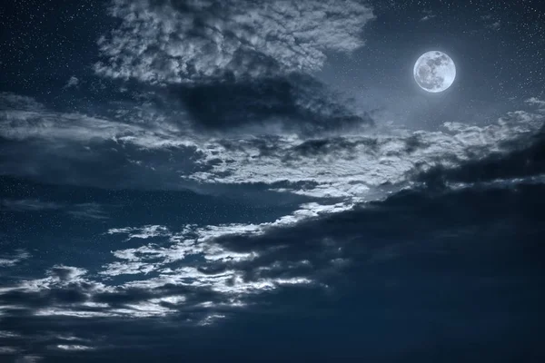 Cielo nocturno con luna llena brillante y nube oscura, naturaleza serena — Foto de Stock