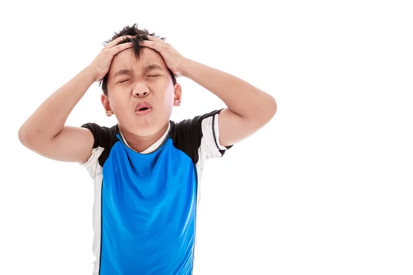 El chico asiático tiene dolor de cabeza. Aislado sobre fondo blanco . — Foto de Stock