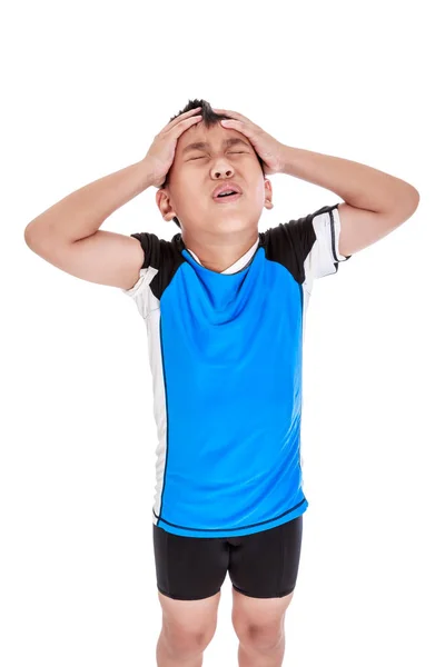 Asiatisk ung cyklist har huvudvärk. Isolerad på vit bakgrund. — Stockfoto