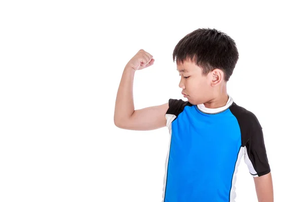 アジアの強い少年は、彼の上腕二頭筋の筋肉を曲げるです。白い背景に分離. — ストック写真