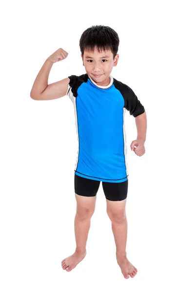 Asiático menino forte está flexionando seu músculo bíceps. Isolado sobre fundo branco . — Fotografia de Stock