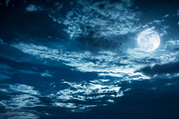 Hermoso cielo nocturno con nubes oscuras. Algunas nubes eclipsan la luna llena . — Foto de Stock