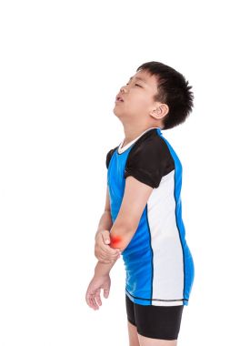 Asyalı çocuk bisikletçi dirsek yaralandı. Beyaz arka plan üzerinde izole.