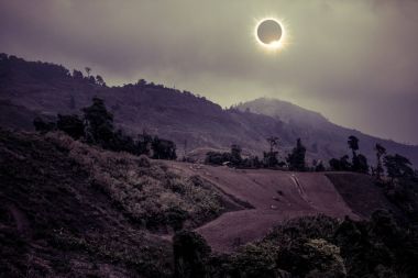 Bilimsel doğal olay. Elmas yüzük efektli güneş tutulması
