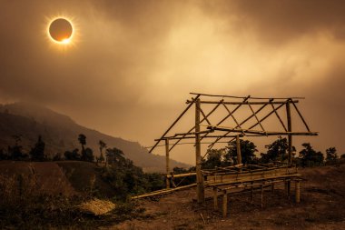 Bilimsel doğal olay. Elmas yüzük efektli gökyüzünde parlayan güneş tutulması