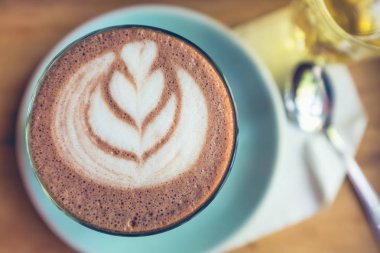 Sıcak çikolata art Tarih tabak kaşık ve çay fincan Üstten Görünüm. 