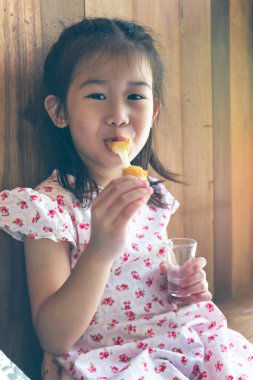 Asyalı çocuk gülümseyen ve tava yemek zevk mozzarella peyniri sopa restoranda öğle yemeğini.