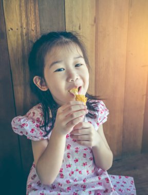 Asyalı çocuk gülümseyen ve tava yemek zevk mozzarella peyniri sopa restoranda öğle yemeğini.