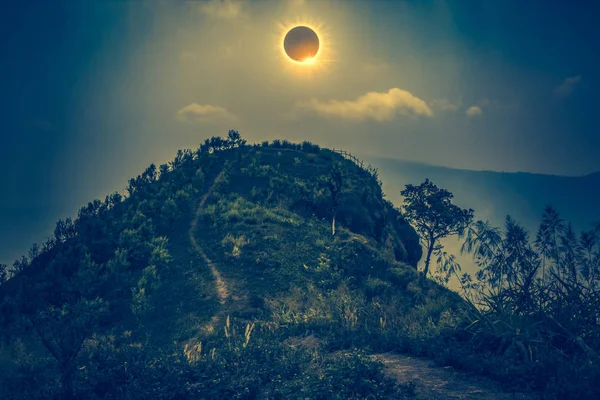 Fenomenul natural științific. Eclipsa totală de Soare strălucește pe cer . — Fotografie, imagine de stoc