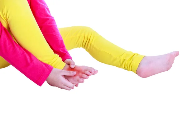 Primer plano de la pierna del niño lesionado en el empeine del pie. Aislado sobre fondo blanco. Captura de estudio . — Foto de Stock