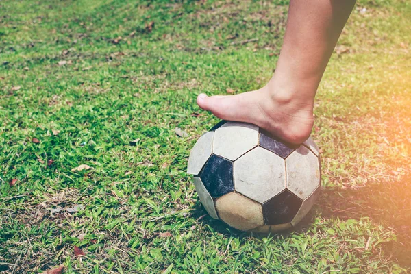 Barefoot football player tread on the soccer ball. Healthy lifestyle concept. — Stock Photo, Image