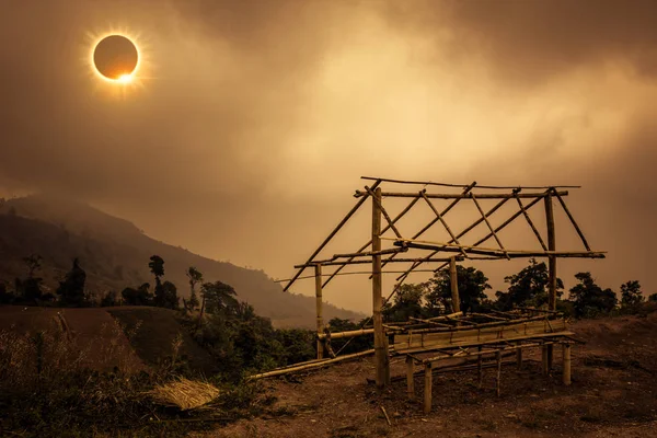 Bilimsel doğal olay. Elmas yüzük efektli gökyüzünde parlayan güneş tutulması