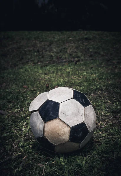 Vieux ballon de football ou de football posé sur l'herbe verte pour le coup de pied. Clé basse — Photo