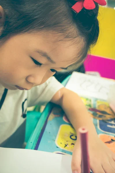 Glad asiatiska pojke målning blå färg på konstverk med pensel. — Stockfoto