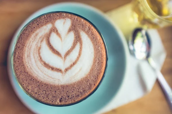 Sıcak çikolata art Tarih tabak kaşık ve çay fincan Üstten Görünüm. 