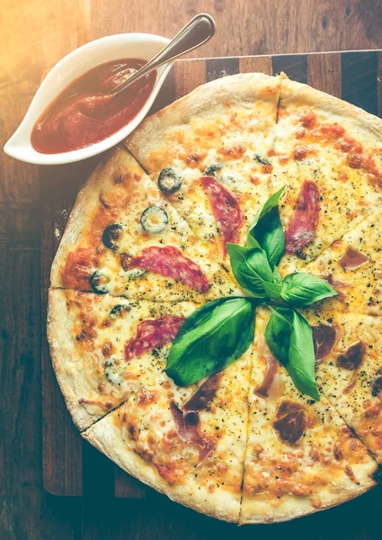 Yukarıdan Pizza jambon, mantar, fesleğen, peynir ve domates sos ile.