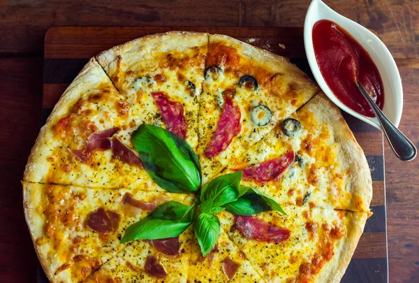 披萨火腿、 蘑菇、 罗勒、 奶酪和番茄汁的顶视图. — 图库照片