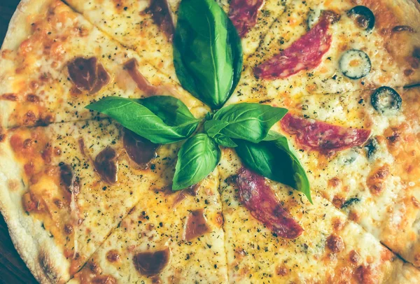 顶视图的披萨与蘑菇、 火腿、 奶酪、 罗勒. — 图库照片