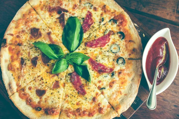 Top visning af PIZZA med skinke, svampe, basilikum, ost og tomatsauce . - Stock-foto
