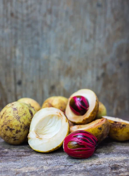Мускатний горіх з плацентоподібною кришкою насіння міристики, що пахне дерев'яним фоном . — стокове фото