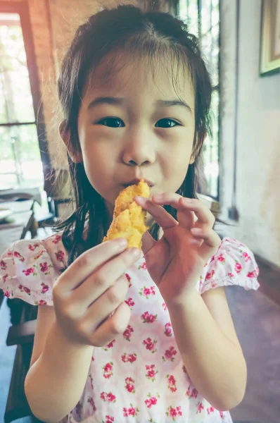 Asyalı çocuk gülümseyen ve tava yemek zevk mozzarella peyniri sopa restoranda öğle yemeğini.