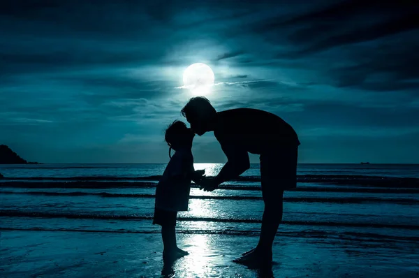 День батька. Силуетний вид збоку люблячої дитини цілує свого батька . — стокове фото