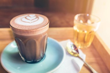 Sıcak kakao art Tarih tabak kaşık ve çay fincan portre. 