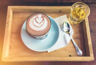 Sıcak kakao art Tarih tabak kaşık ve çay fincan Üstten Görünüm. 