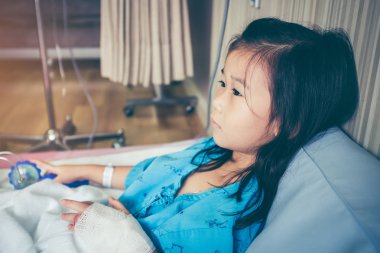 Yandan hastalık Asyalı çocuk tuzlu Intravenous (IV) ile hastaneye kabul. 