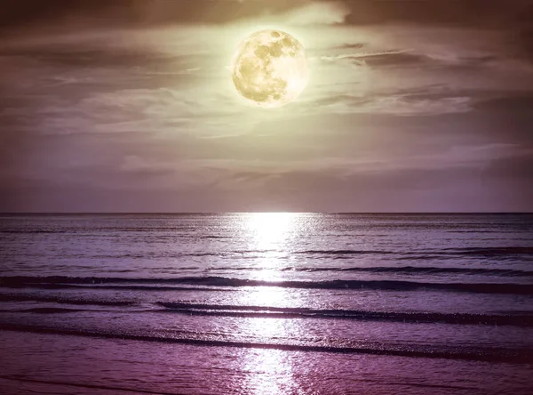 Cielo colorido con nube oscura y luna llena brillante sobre el paisaje marino . —  Fotos de Stock