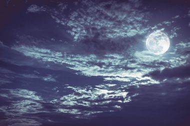 Güzel bir gece gökyüzü bulutlu karanlık ile. Bazı bulutlar dolunay gölgede.