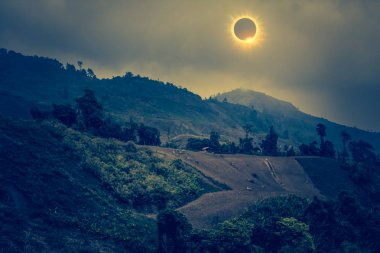 Bilimsel doğal olay. Elmas yüzük efektli gökyüzünde parlayan güneş tutulması