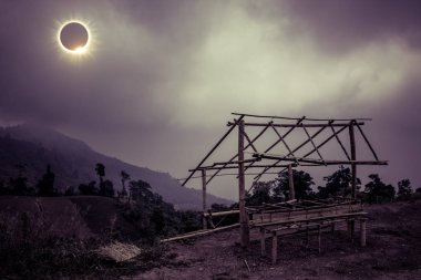 Bilimsel doğal olay. Elmas yüzük efektli gökyüzünde parlayan güneş tutulması