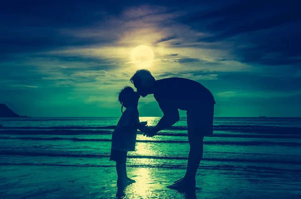 День отца. Силуэт боковой вид любящего ребенка целующего ее отца . — стоковое фото