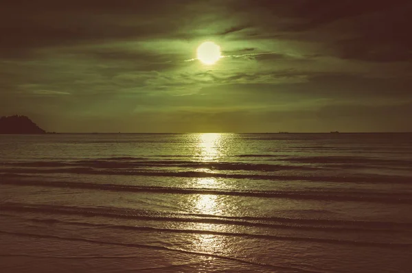 Cer colorat cu nor și lună plină strălucitoare deasupra capului mării . — Fotografie, imagine de stoc