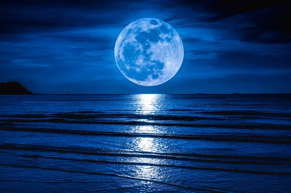 Super Hold. Színes égbolt, a felhő, és át esténként seascape világos telihold. — Stock Fotó