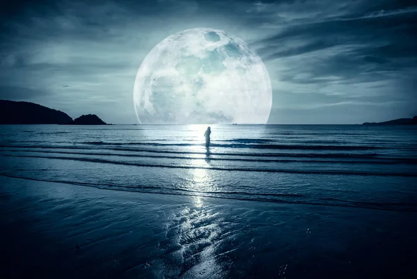 Super lune. Ciel coloré avec nuage et pleine lune brillante sur la mer . Images De Stock Libres De Droits