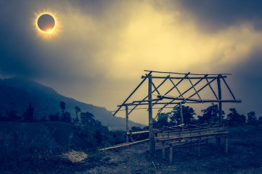 Bilimsel doğal olay. Elmas yüzük efektli gökyüzünde parlayan güneş tutulması