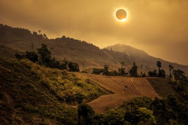 Bilimsel doğal olay. Elmas yüzük efektli güneş tutulması.