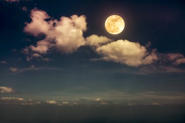 Manzara güzel dolunay ile gece gökyüzünün. Serenity doğa arka plan.