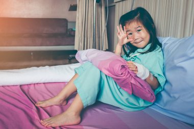 Yandan hastalık Asyalı çocuk tuzlu Intravenous (IV) ile hastaneye kabul. 