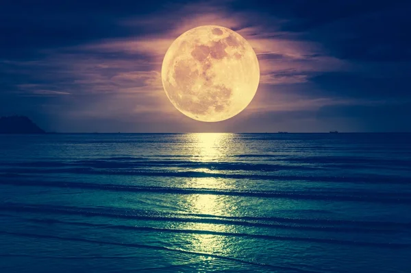 Super lua. Céu colorido com nuvem e lua cheia brilhante sobre o mar. Fundo da natureza da serenidade . — Fotografia de Stock