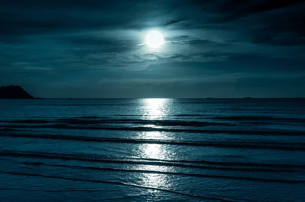 Cer plin de culoare cu nor și lună plină strălucitoare deasupra capului mării. Serenity natura fundal . — Fotografie, imagine de stoc