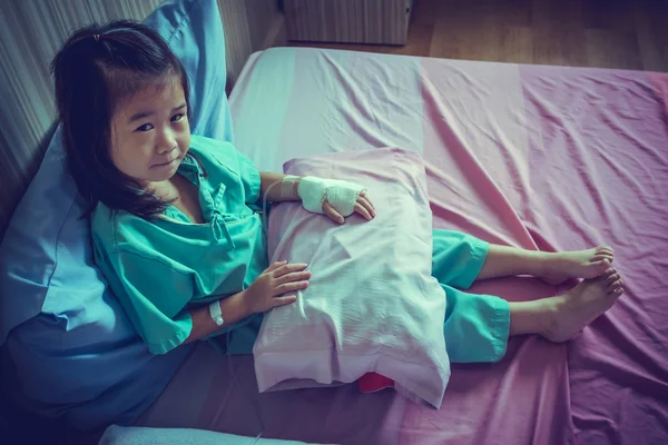 Ziekte Aziatische kind toegelaten aan kant met zoute intraveneuze (Iv) in het ziekenhuis. — Stockfoto