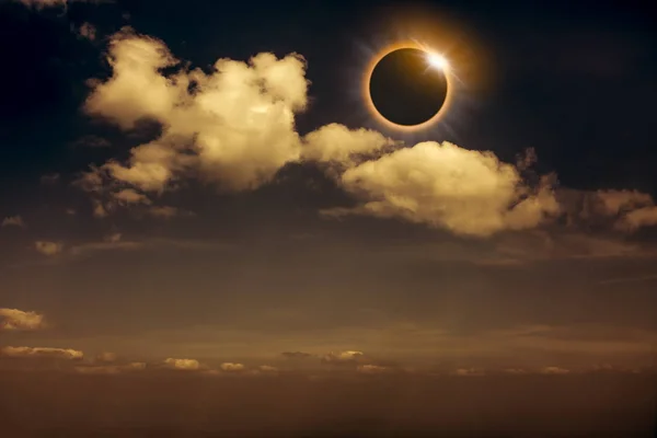 Fenomeno naturale scientifico. Eclissi solare totale con effetto anello di diamante incandescente sul cielo . — Foto Stock