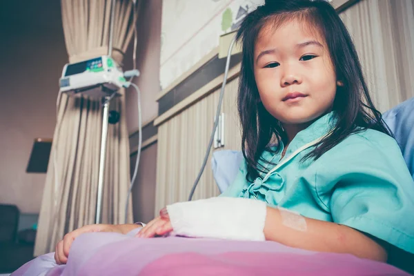 Choroby azjatycki dziecko przyjęte do szpitala z soli fizjologicznej dożylne (Iv) pod ręką. — Zdjęcie stockowe